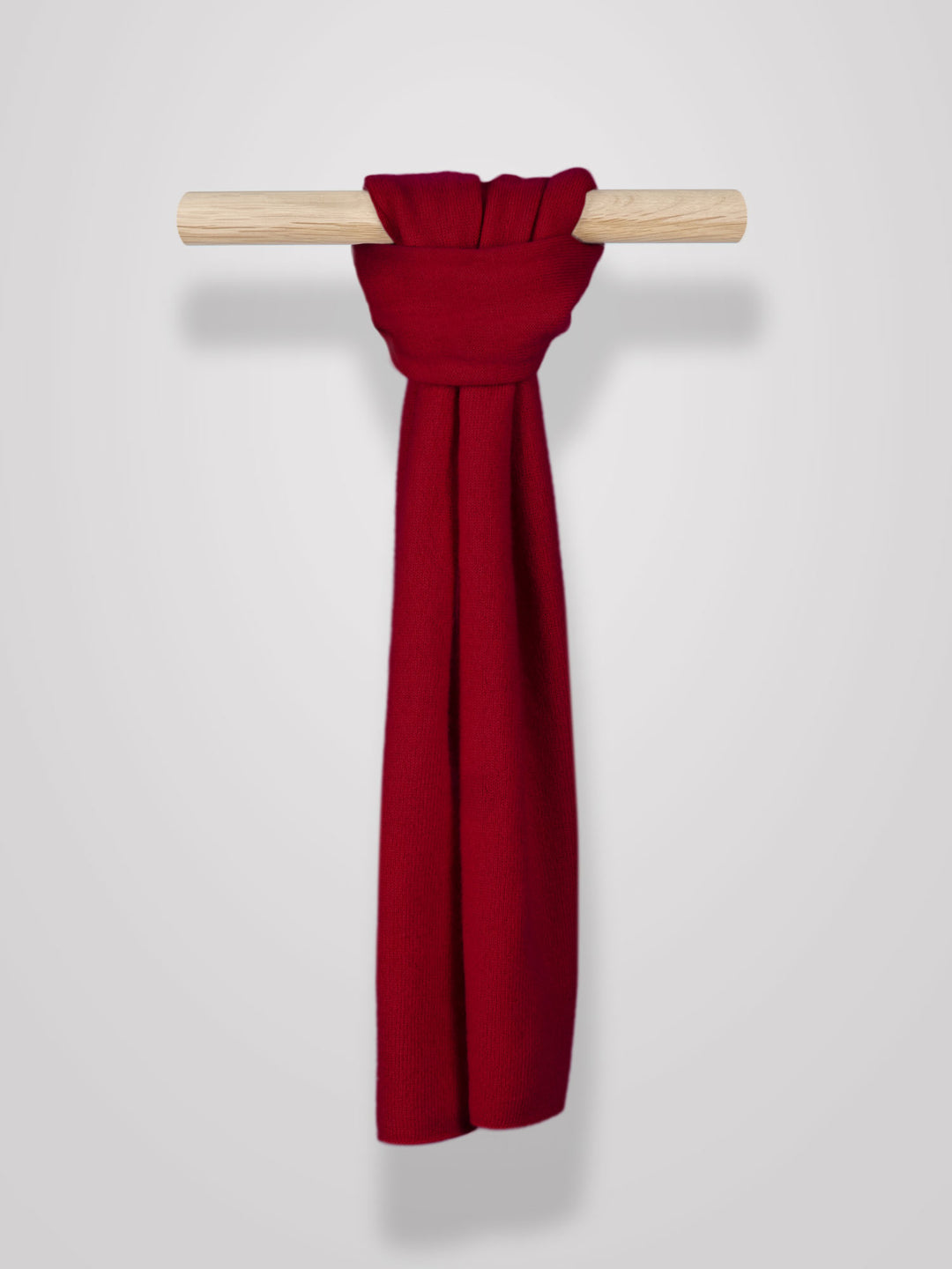 Kashmirskjerf i 100% ren kasjmirull. Norsk design fra Kashmina. Farge: Aroma Red.