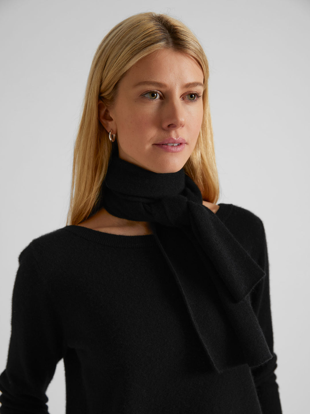 Cashmere scarf in 100% pure cashmere. Scandinavia design by Kashmina. Color: Black.