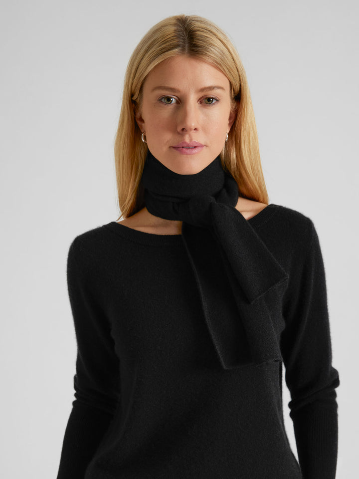 Cashmere scarf in 100% pure cashmere. Scandinavia design by Kashmina. Color: Black.