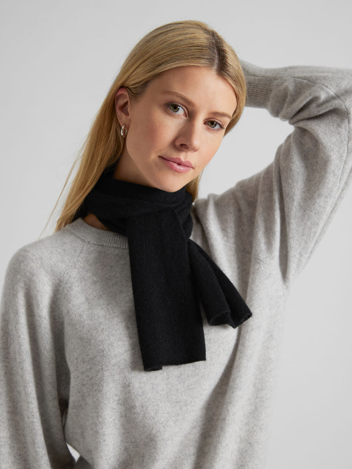 Cashmere scarf in 100% pure cashmere. Scandinavia design by Kashmina. Color: Black.