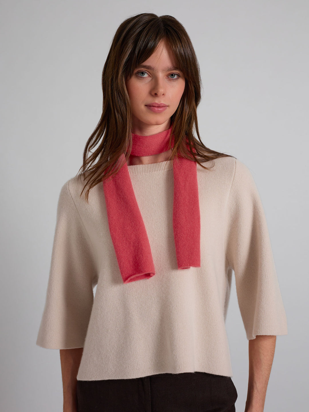 Cashmere scarf in 100% pure cashmere. Scandinavia design by Kashmina. Color: Coral.