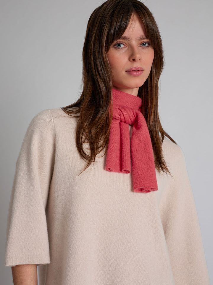 Cashmere scarf in 100% pure cashmere. Scandinavia design by Kashmina. Color: Coral.