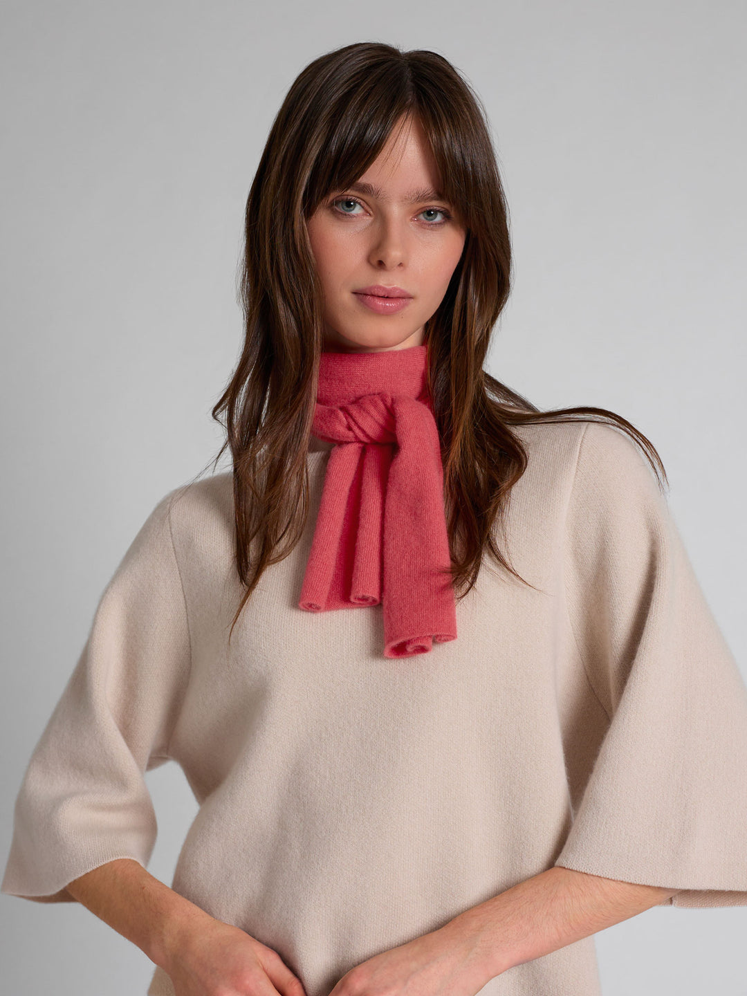Cashmere scarf in 100% pure cashmere. Scandinavia design by Kashmina. Color: Coral.