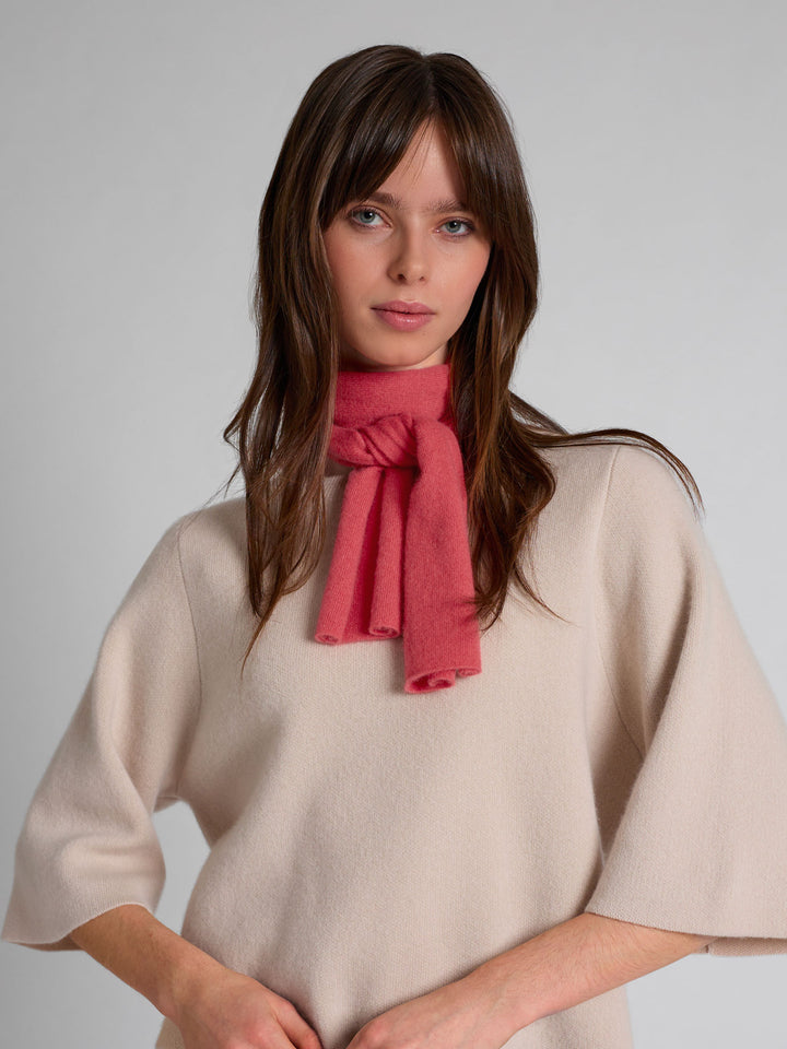 Cashmere scarf in 100% pure cashmere. Scandinavia design by Kashmina. Color: Coral.