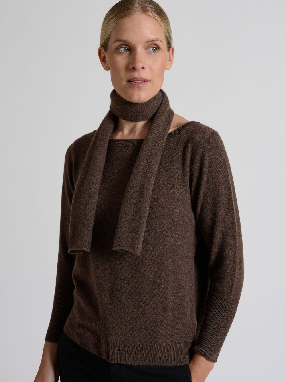 Cashmere scarf in 100% pure cashmere. Scandinavia design by Kashmina. Color: Dark Brown.
