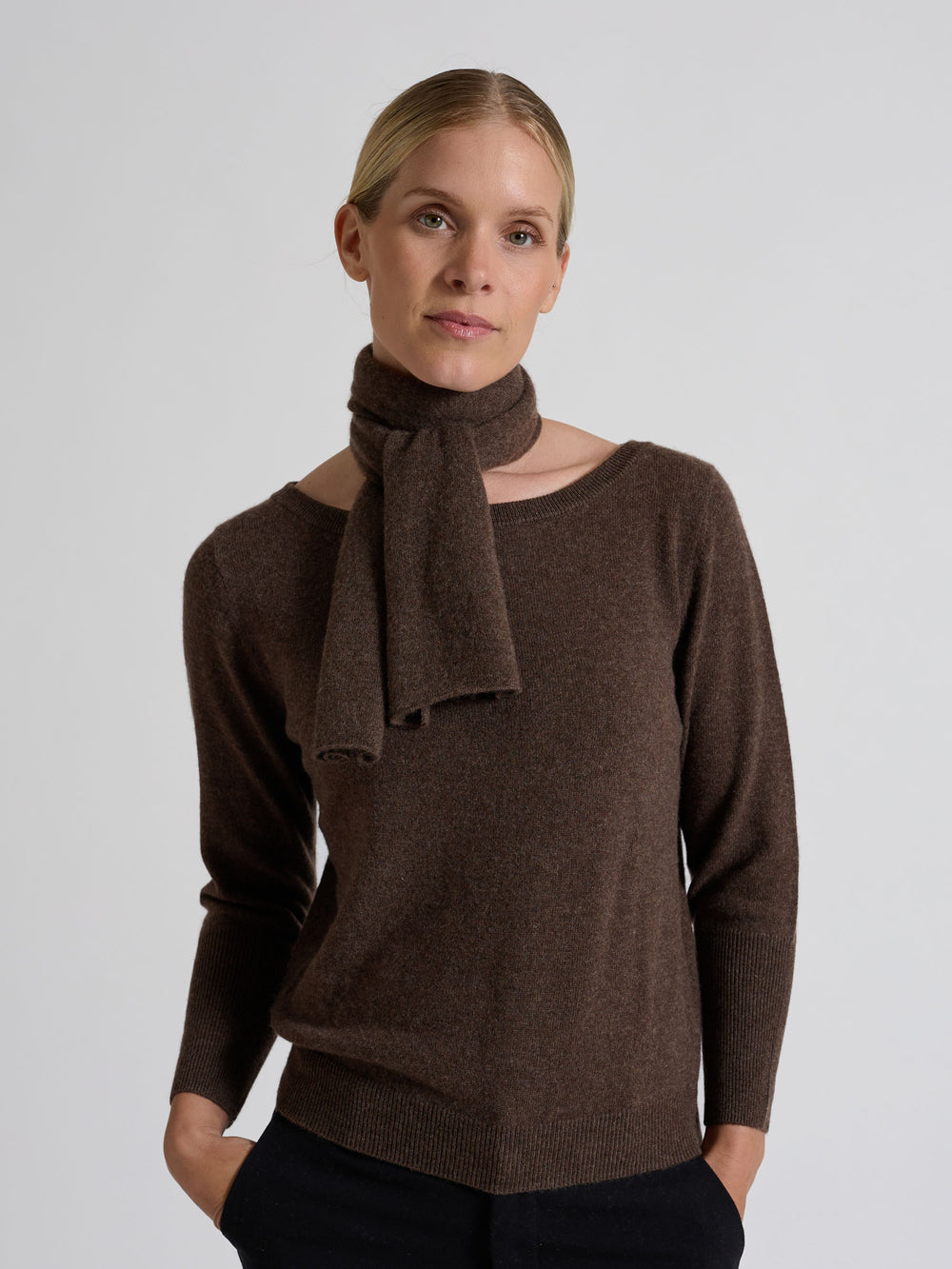 Cashmere scarf in 100% pure cashmere. Scandinavia design by Kashmina. Color: Dark Brown.