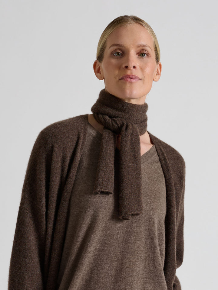 Cashmere scarf in 100% pure cashmere. Scandinavia design by Kashmina. Color: Dark Brown.