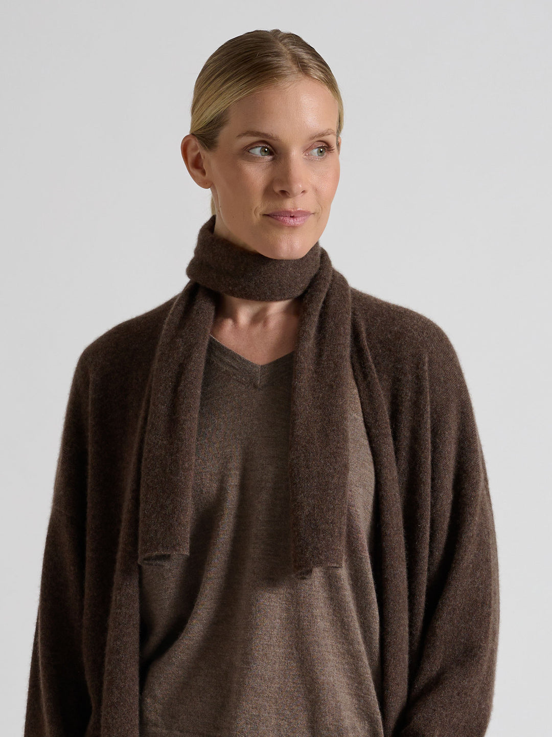 Cashmere scarf in 100% pure cashmere. Scandinavia design by Kashmina. Color: Dark Brown.