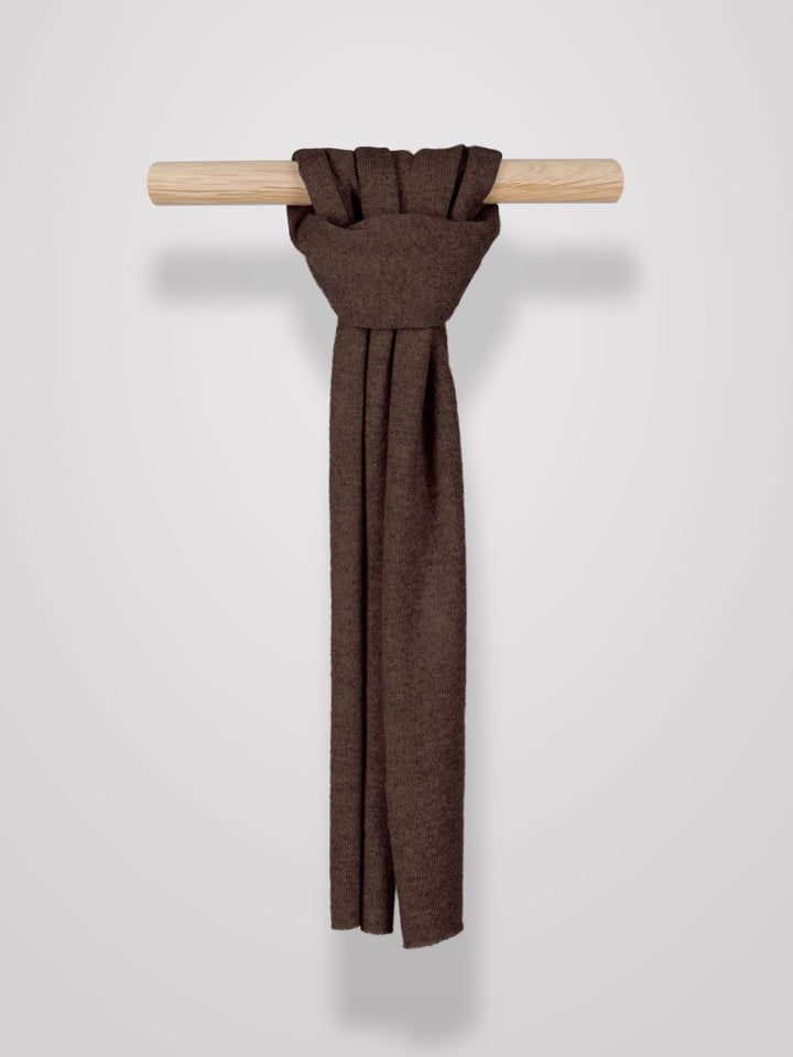 Cashmere scarf in 100% pure cashmere. Scandinavia design by Kashmina. Color: Dark Brown.