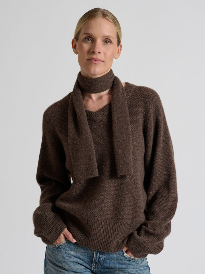 Cashmere scarf in 100% pure cashmere. Scandinavia design by Kashmina. Color: Dark Brown.