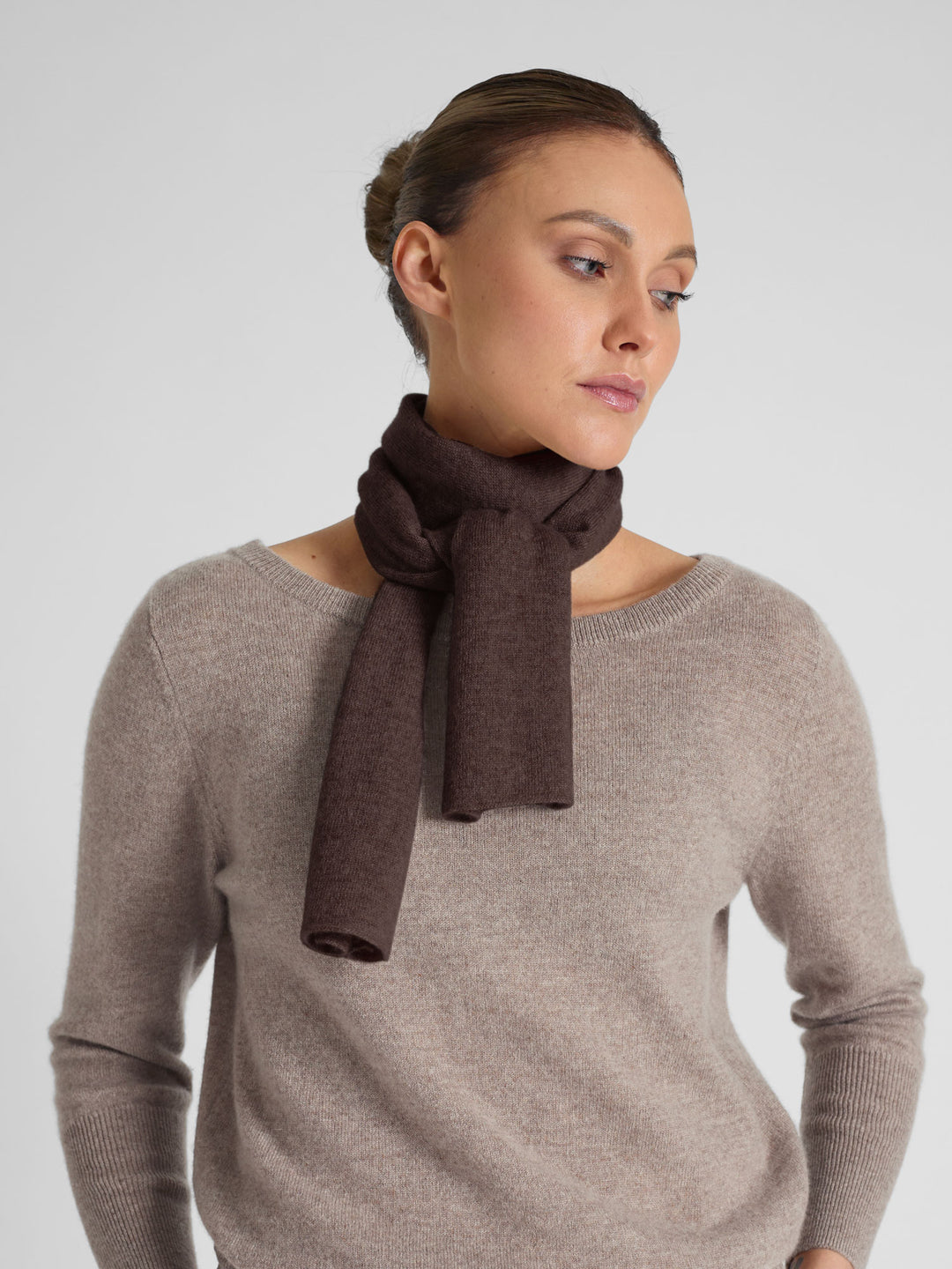 Cashmere scarf in 100% pure cashmere. Scandinavia design by Kashmina. Color: Dark Brown.