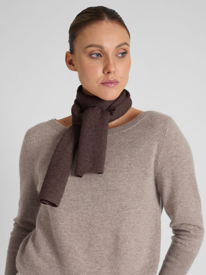 Cashmere scarf in 100% pure cashmere. Scandinavia design by Kashmina. Color: Dark Brown.