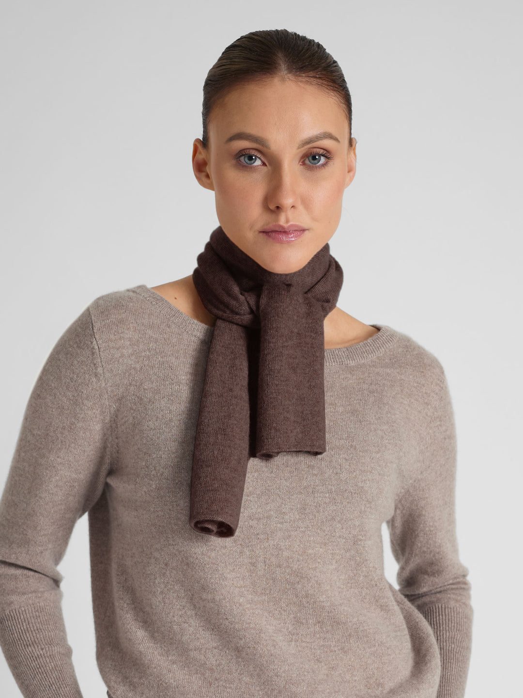 Cashmere scarf in 100% pure cashmere. Scandinavia design by Kashmina. Color: Dark Brown.