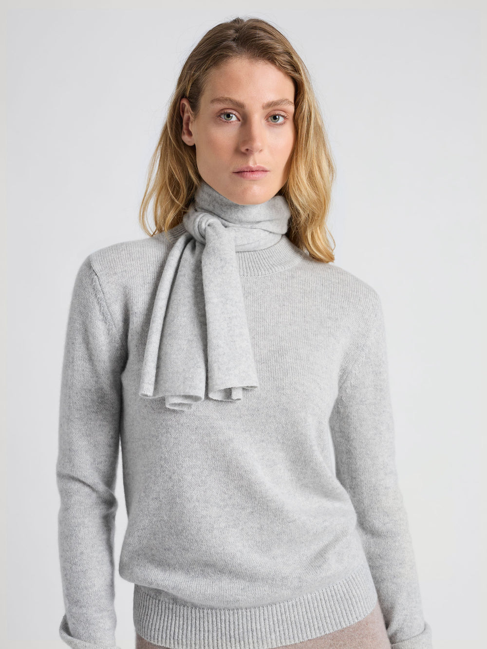 Small cashmere scarf "Softy" in 100% pure cashmere. Scandinavian design by Kashmina. Color: Light Grey