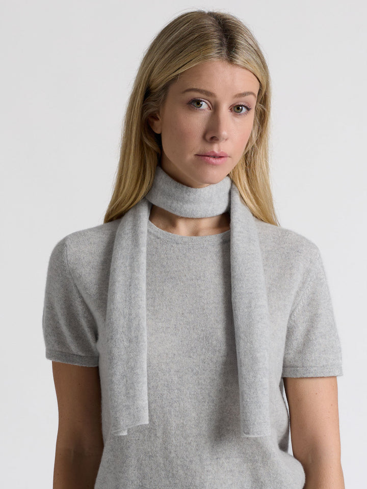 Small cashmere scarf "Softy" in 100% pure cashmere. Scandinavian design by Kashmina. Color: Light Grey