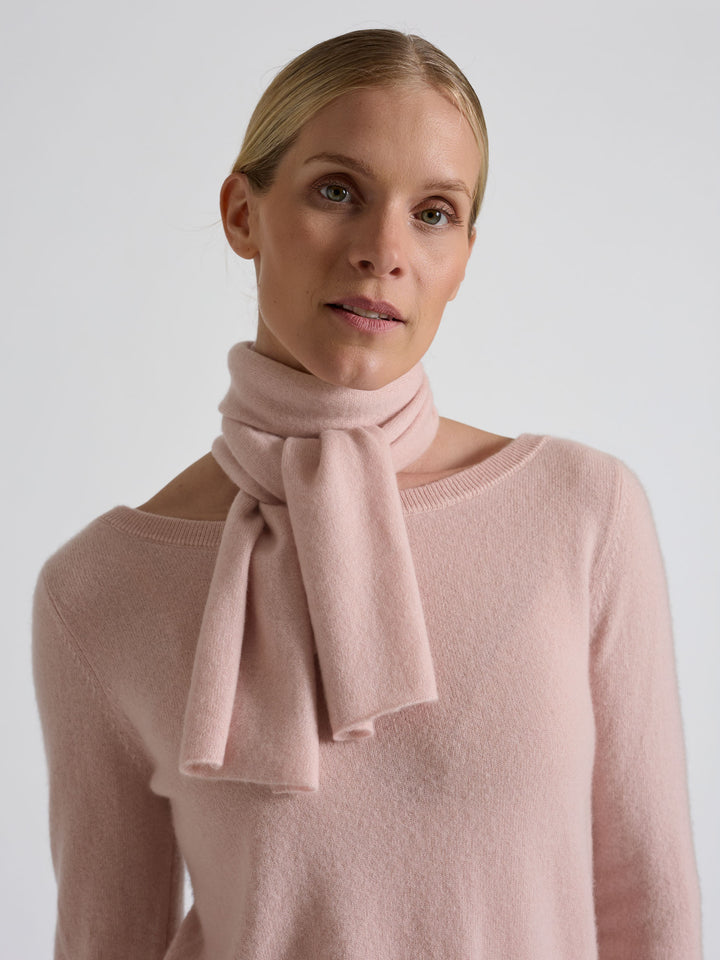 Small cashmere scarf "Softy" in 100% pure cashmere. Scandinavian design by Kashmina. Color: Rose Glow.