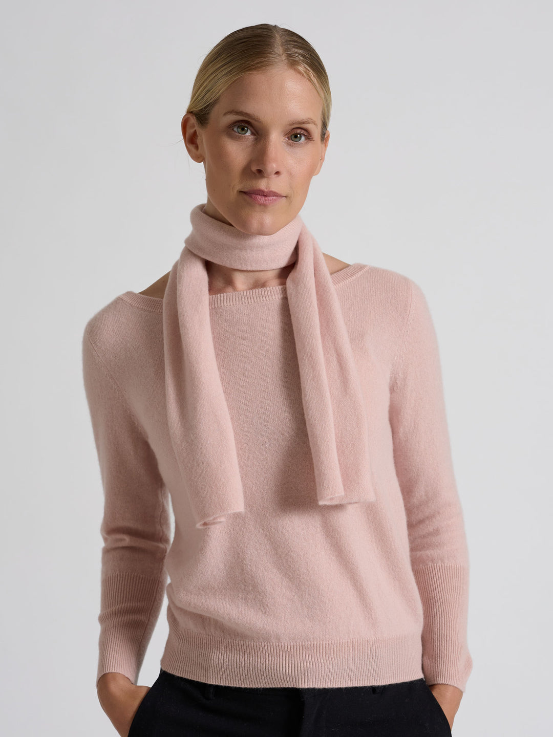 Small cashmere scarf "Softy" in 100% pure cashmere. Scandinavian design by Kashmina. Color: Rose Glow.