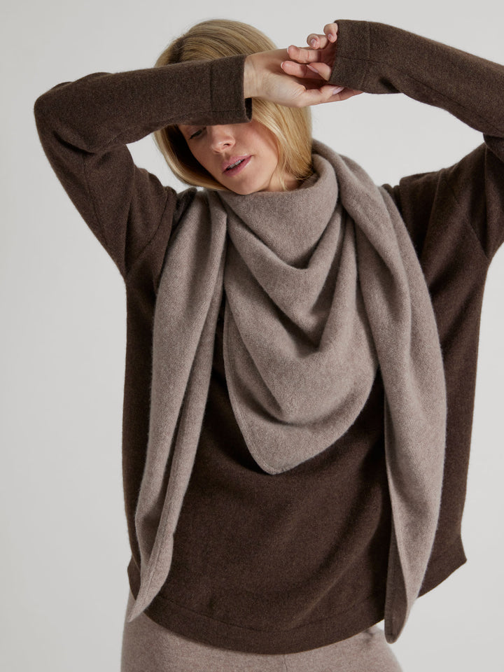 Cashmere scarf "Triangle" in 100% pure cashmere. Scandinavian design by Kashmina of Norway. Color: Toast.