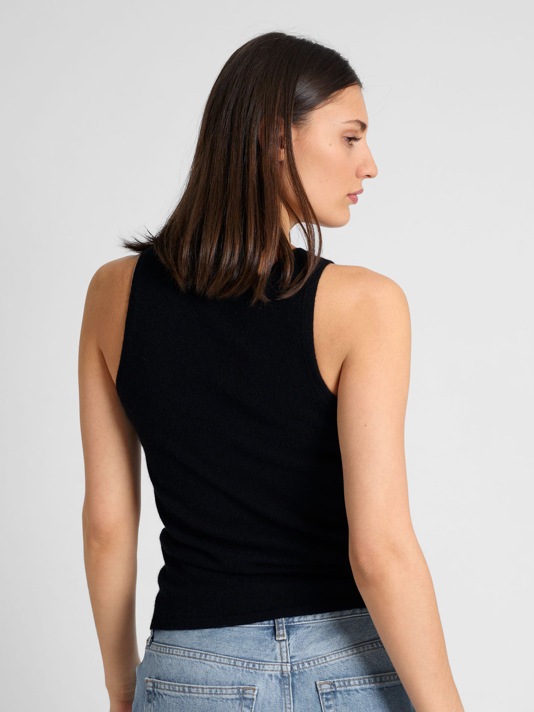 Cashmere singlet "Tyra" in 100% pure cashmere. Scandinavian design by Kashmina. Color: Black.