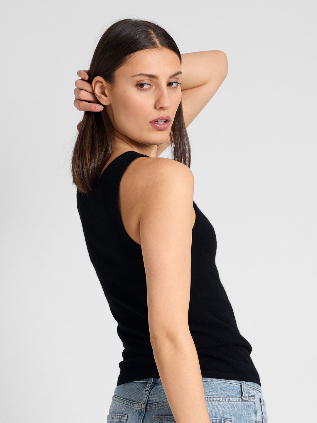 Cashmere singlet "Tyra" in 100% pure cashmere. Scandinavian design by Kashmina. Color: Black.