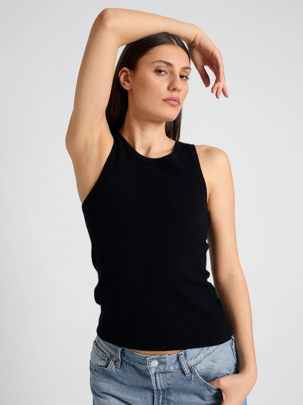 Cashmere singlet "Tyra" in 100% pure cashmere. Scandinavian design by Kashmina. Color: Black.