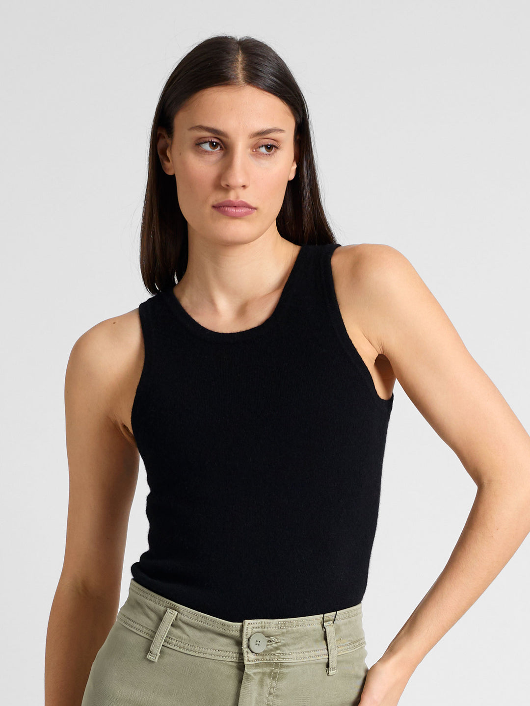 Cashmere singlet "Tyra" in 100% pure cashmere. Scandinavian design by Kashmina. Color: Black.