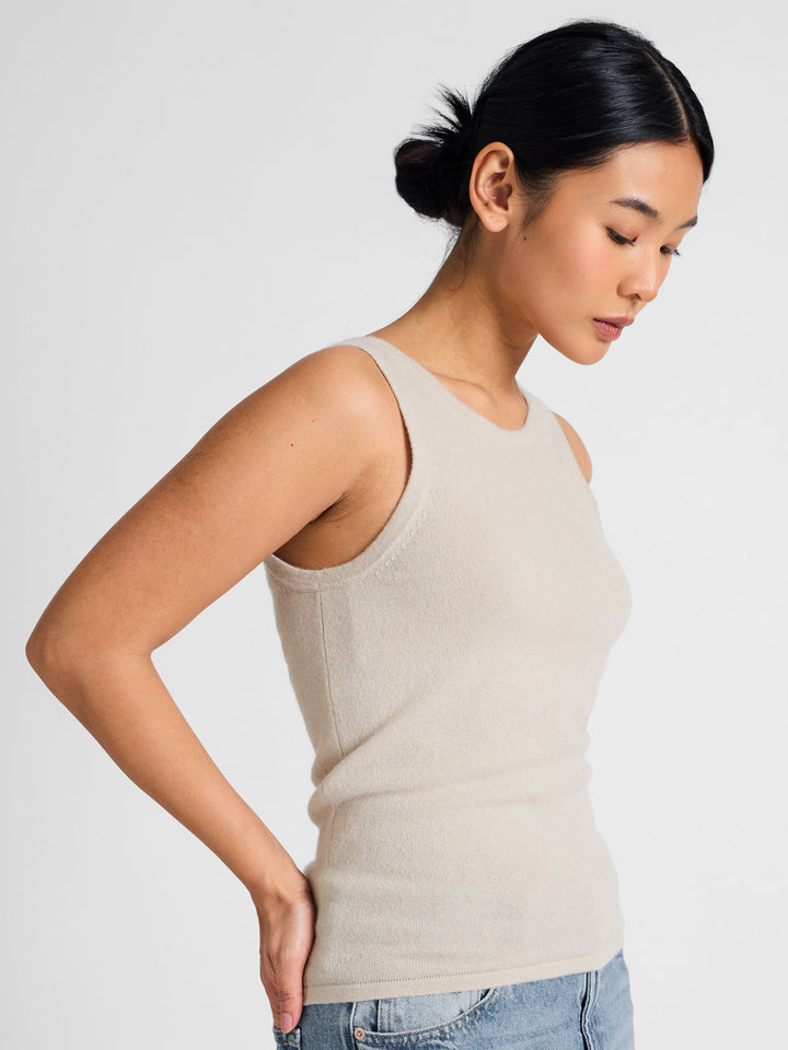 Cashmere singlet "Tyra" in 100% pure cashmere. Scandinavian design by Kashmina. Color: Cream.