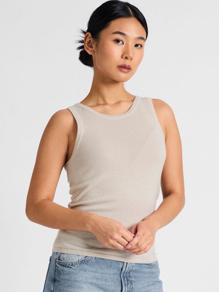 Cashmere singlet "Tyra" in 100% pure cashmere. Scandinavian design by Kashmina. Color: Cream.
