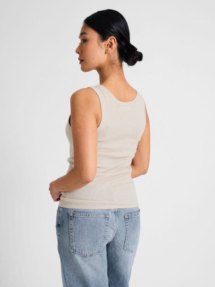 Cashmere singlet "Tyra" in 100% pure cashmere. Scandinavian design by Kashmina. Color: Cream.