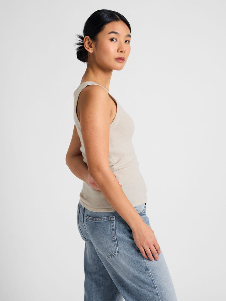 Cashmere singlet "Tyra" in 100% pure cashmere. Scandinavian design by Kashmina. Color: Cream.