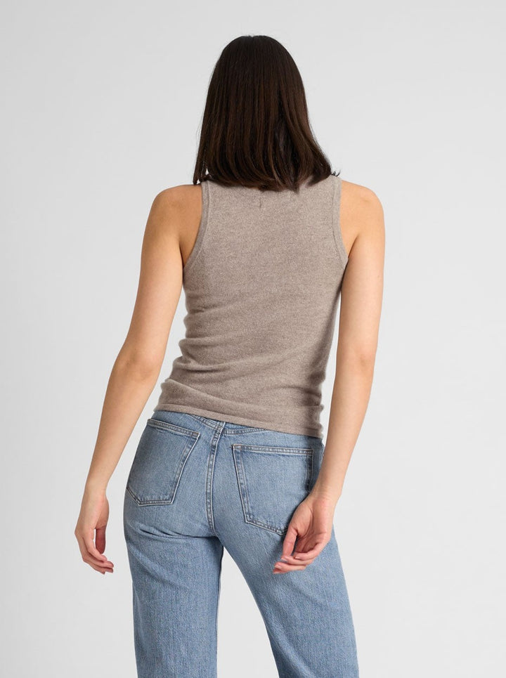 Cashmere singlet "Tyra" in 100% pure cashmere. Scandinavian design by Kashmina. Color: Toast.