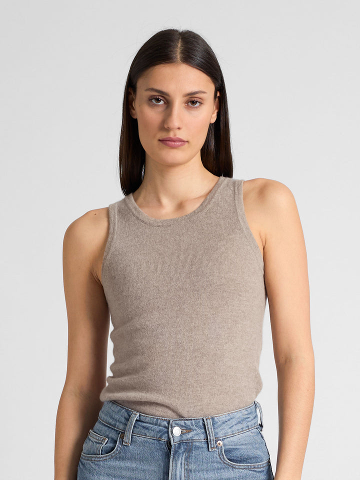 Cashmere singlet "Tyra" in 100% pure cashmere. Scandinavian design by Kashmina. Color: Toast.