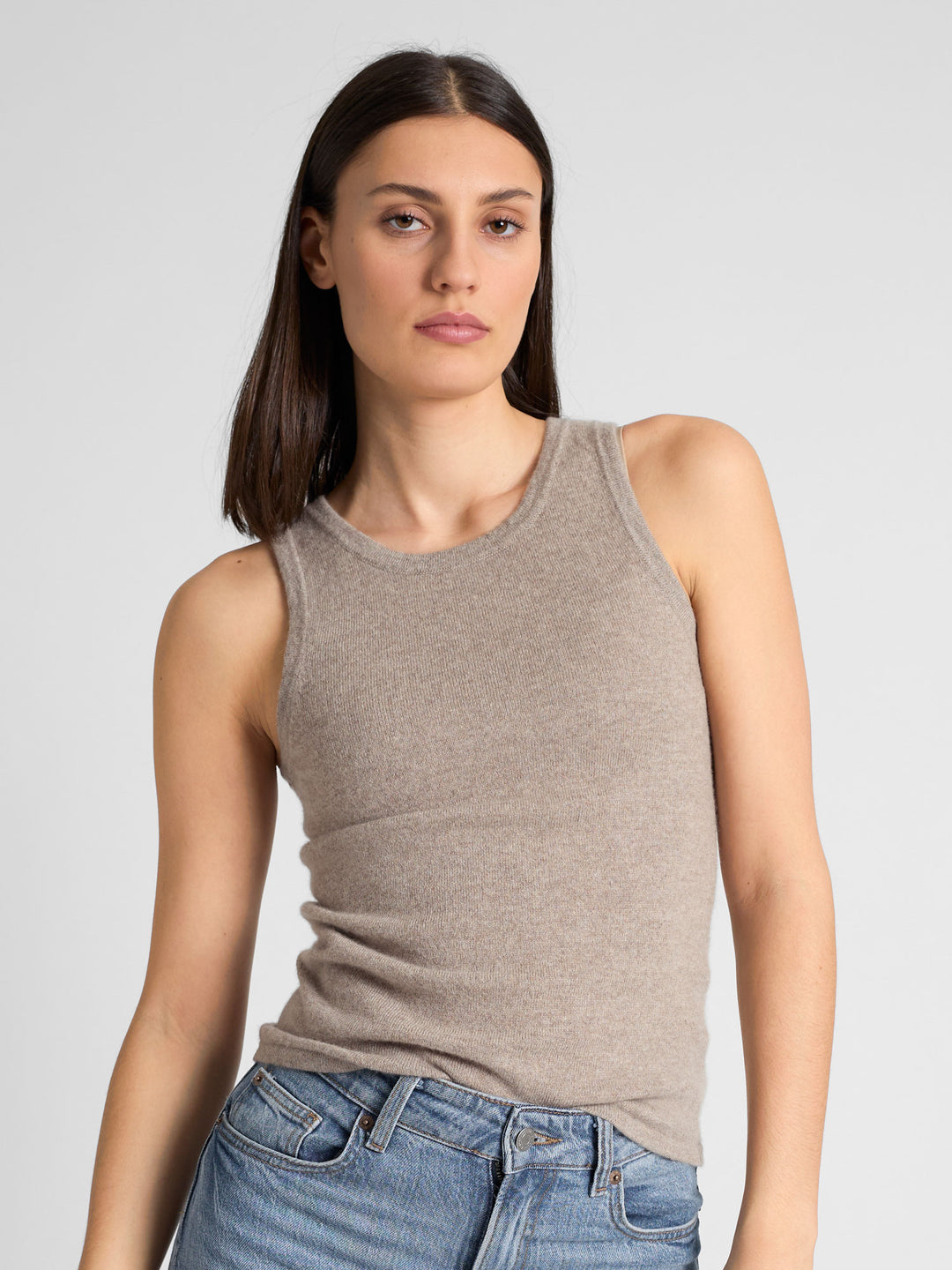 Cashmere singlet "Tyra" in 100% pure cashmere. Scandinavian design by Kashmina. Color: Toast.