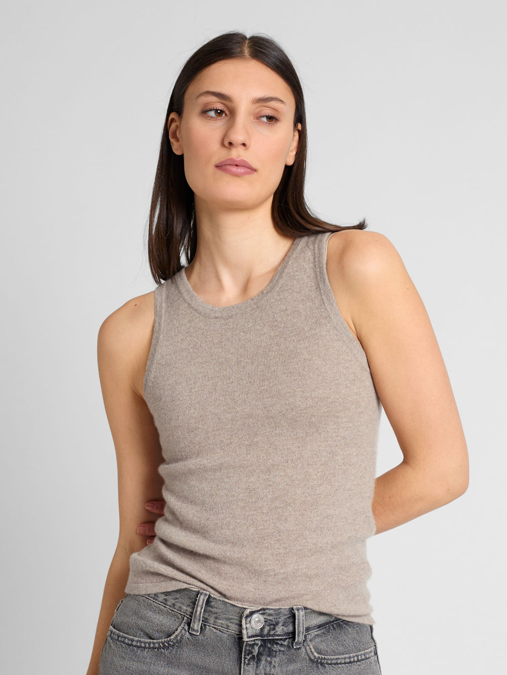 Cashmere singlet "Tyra" in 100% pure cashmere. Scandinavian design by Kashmina. Color: Toast.