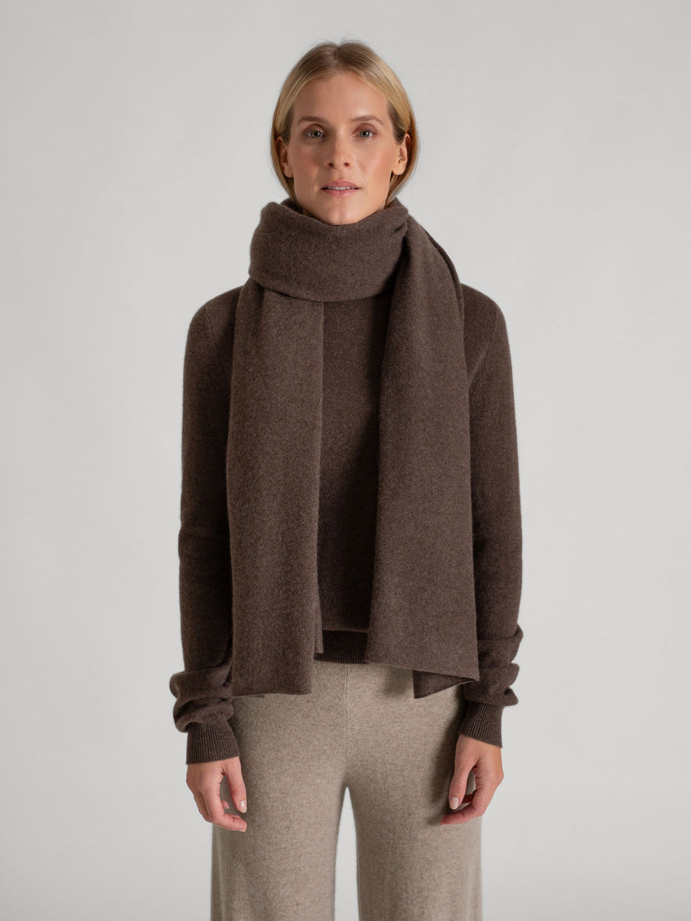 Airy cashmere scarf "Flow" in color: Dark Brown. 100% cashmere from kashmina.