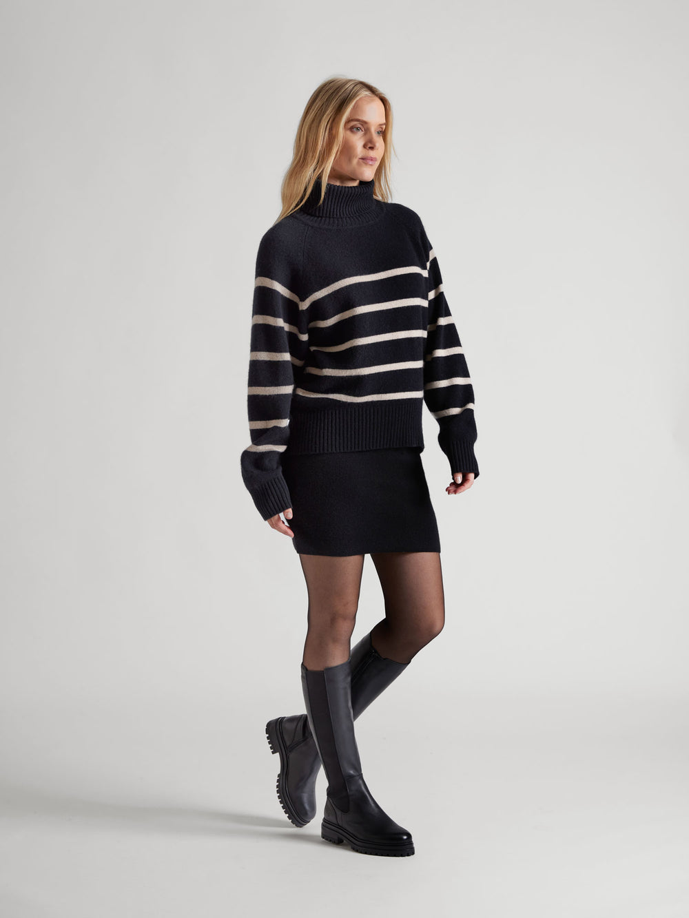 Cashmere skirt "Olava" in 100% pure cashmere. Scandinavian design by Kashmina. Color: Black.