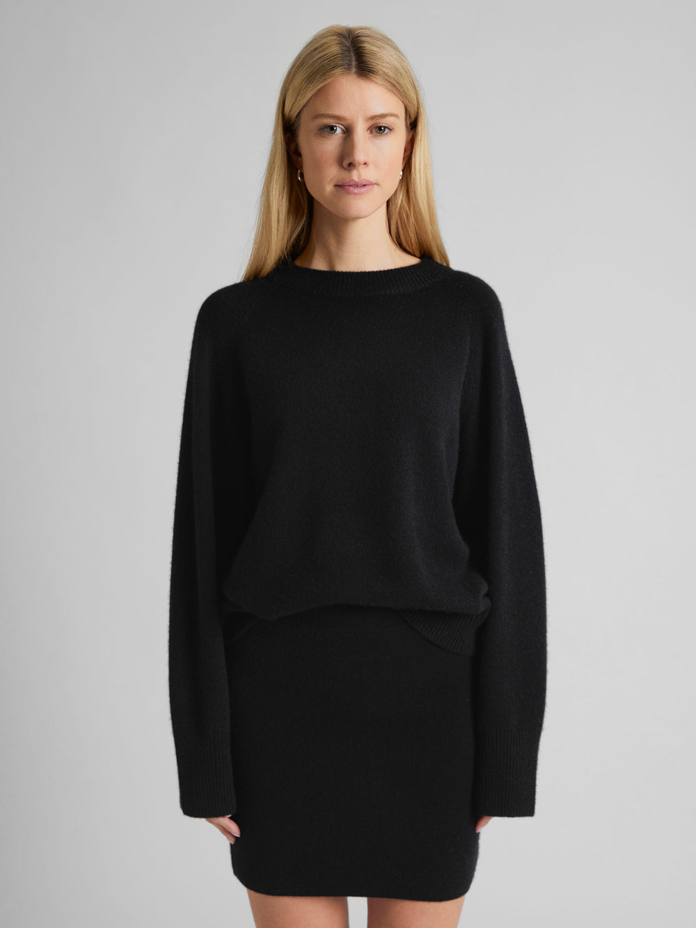 Cashmere skirt "Olava" in 100% pure cashmere. Scandinavian design by Kashmina. Color: Black.