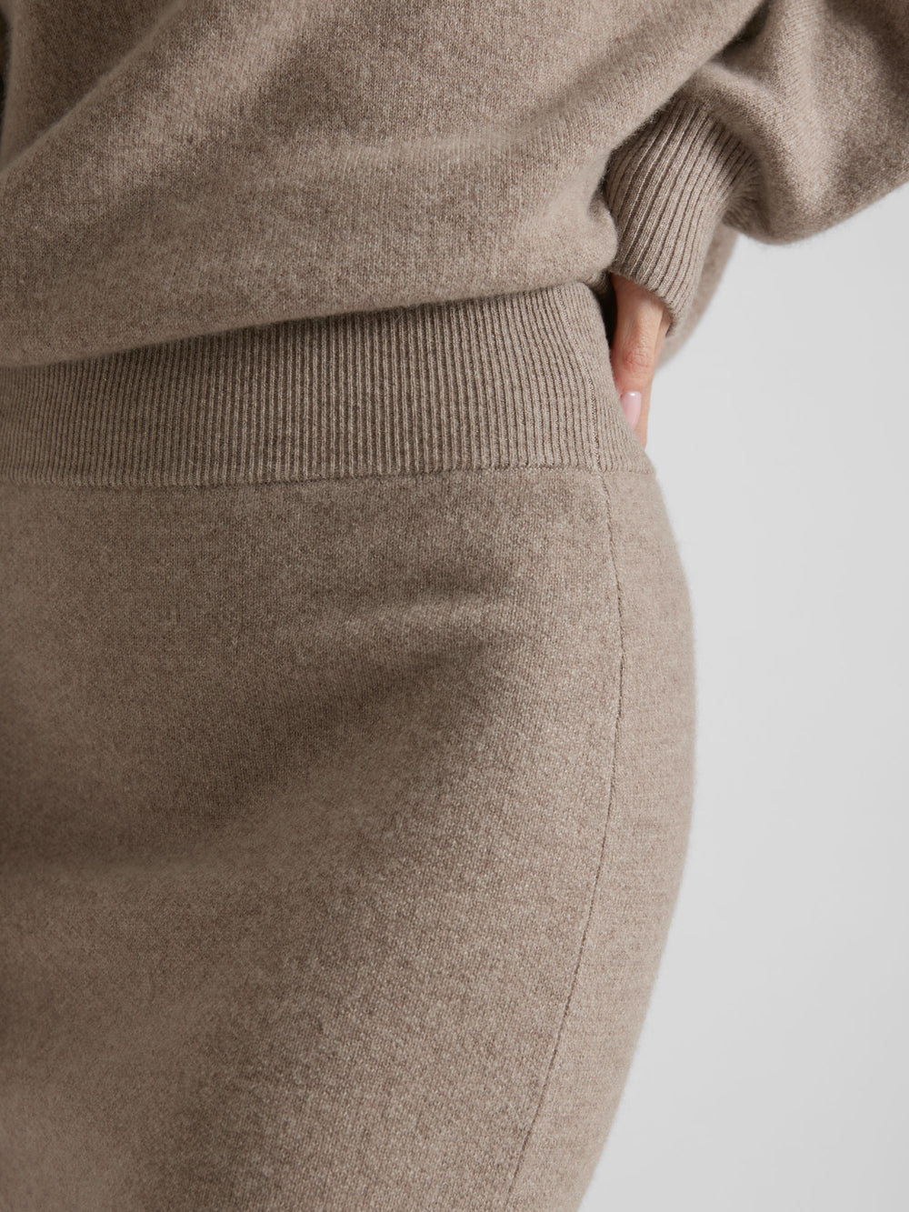 Cashmere skirt "Olava" in 100% pure cashmere. Scandinavian design by Kashmina. Color: Toast.