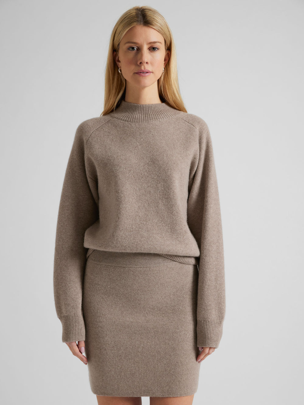 Cashmere skirt "Olava" in 100% pure cashmere. Scandinavian design by Kashmina. Color: Toast.