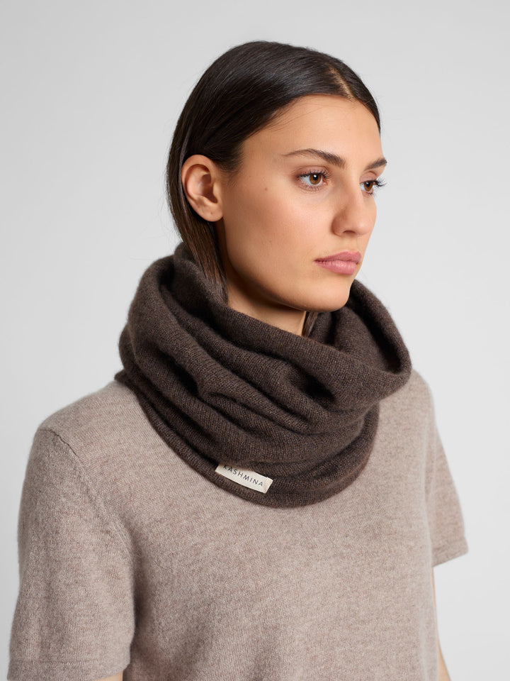 Cashmere snood / scarf "Eida" in 100% pure cashmere. Scandinavian design by Kashmina. Color: Dark Brown.