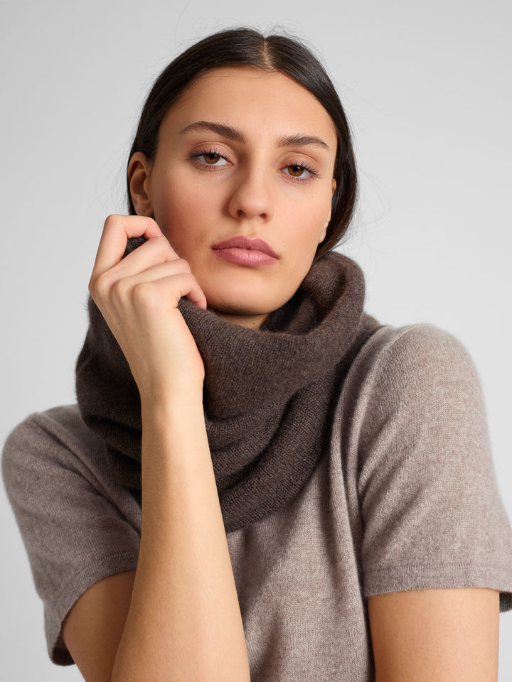 Cashmere snood / scarf "Eida" in 100% pure cashmere. Scandinavian design by Kashmina. Color: Dark Brown.