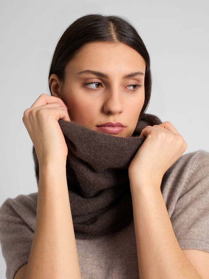 Cashmere snood / scarf "Eida" in 100% pure cashmere. Scandinavian design by Kashmina. Color: Dark Brown.