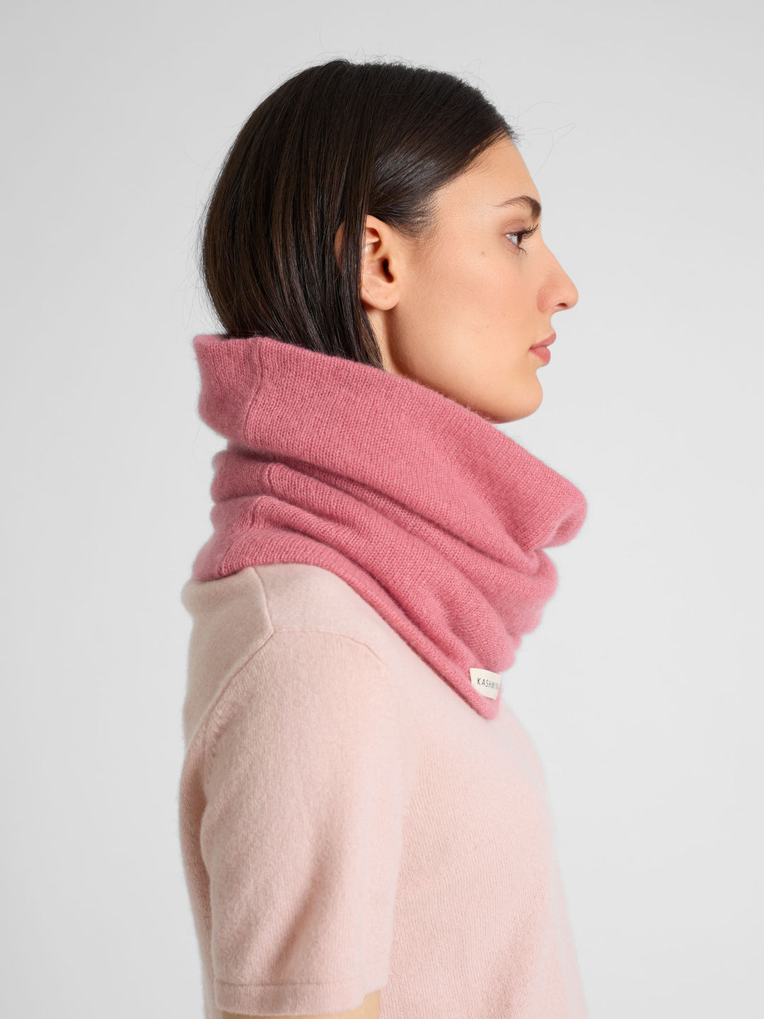 Cashmere snood / scarf "Eida" in 100% pure cashmere. Scandinavian design by Kashmina. Color: Pink Berry.