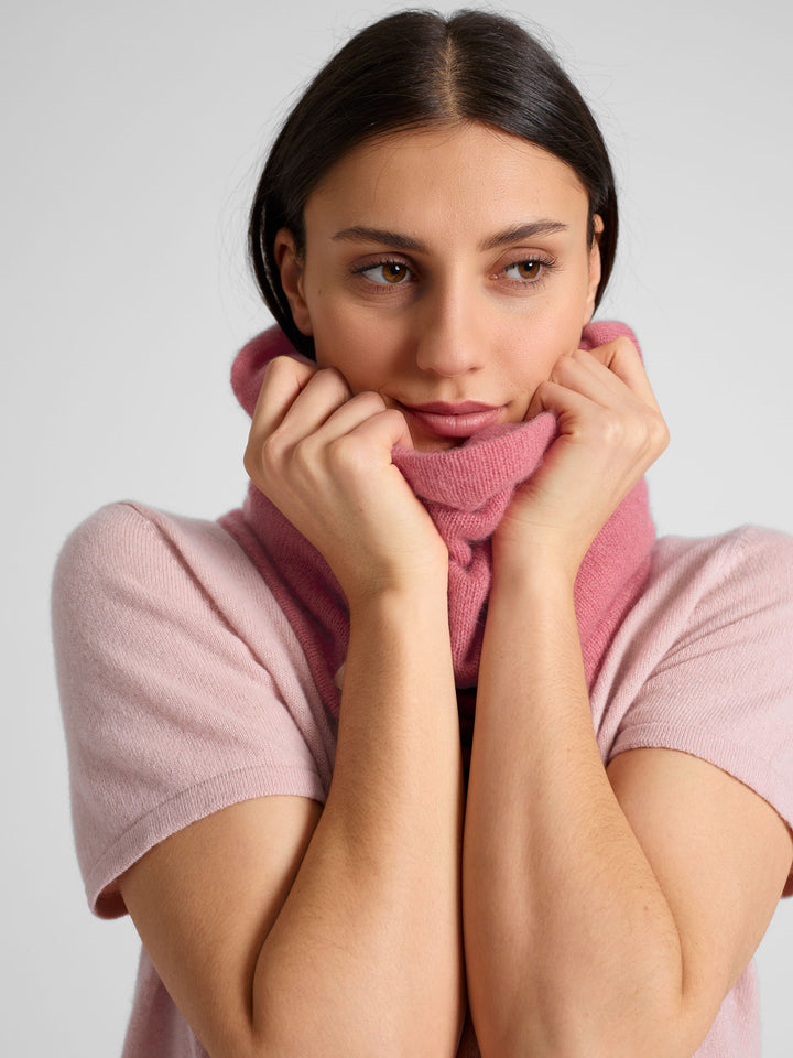 Cashmere snood / scarf "Eida" in 100% pure cashmere. Scandinavian design by Kashmina. Color: Pink Berry.