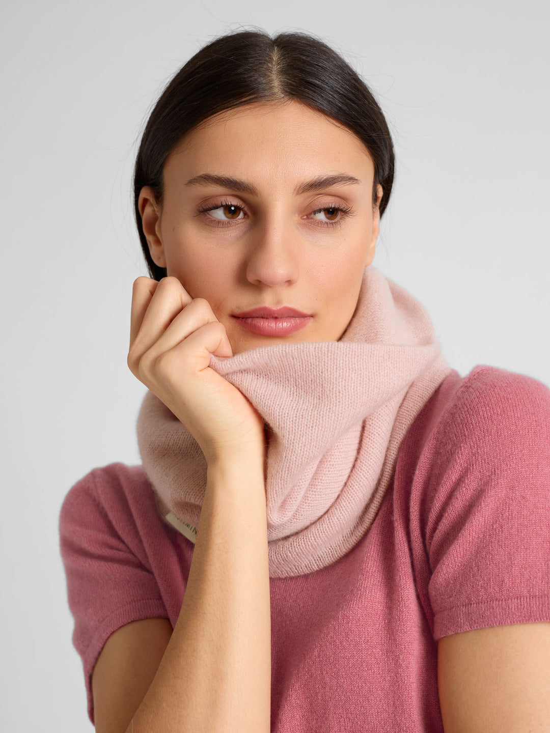 Cashmere snood / scarf "Eida" in 100% pure cashmere. Scandinavian design by Kashmina. Color: Rose Glow.