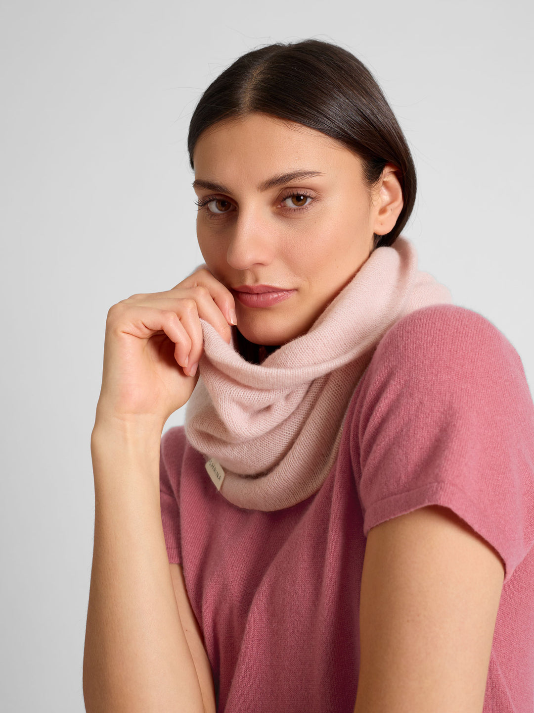 Cashmere snood / scarf "Eida" in 100% pure cashmere. Scandinavian design by Kashmina. Color: Rose Glow.