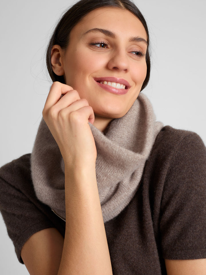 Cashmere snood / scarf "Eida" in 100% pure cashmere. Scandinavian design by Kashmina. Color: Toast.