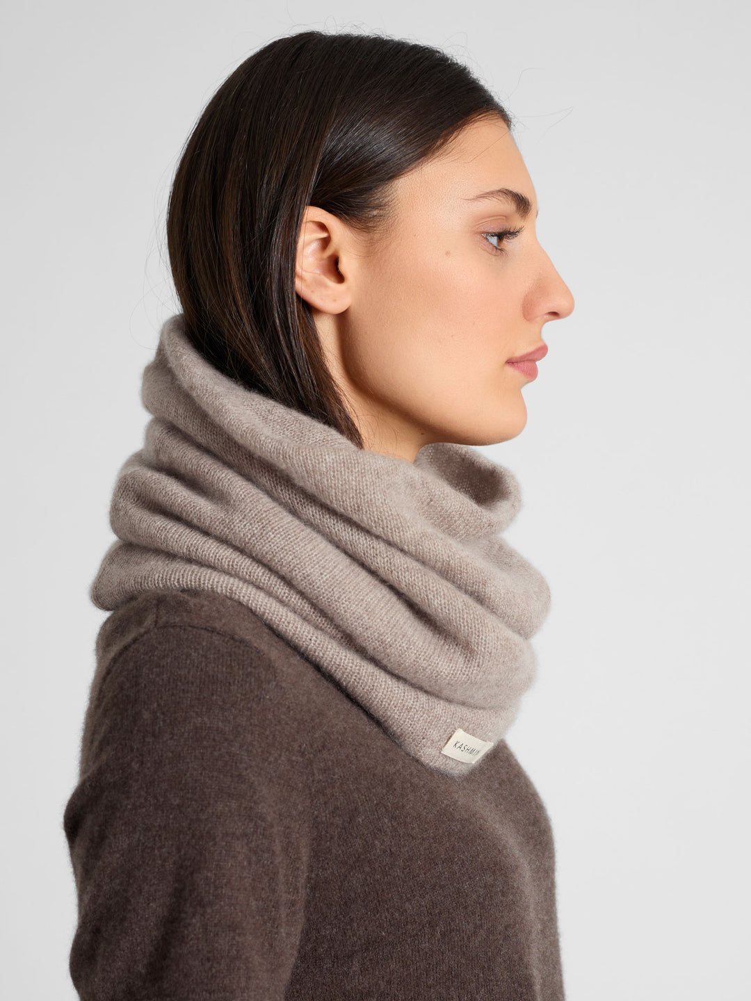 Cashmere snood / scarf "Eida" in 100% pure cashmere. Scandinavian design by Kashmina. Color: Toast.