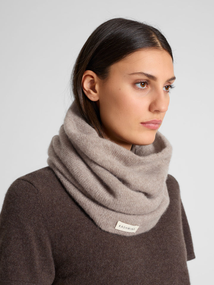 Cashmere snood / scarf "Eida" in 100% pure cashmere. Scandinavian design by Kashmina. Color: Toast.
