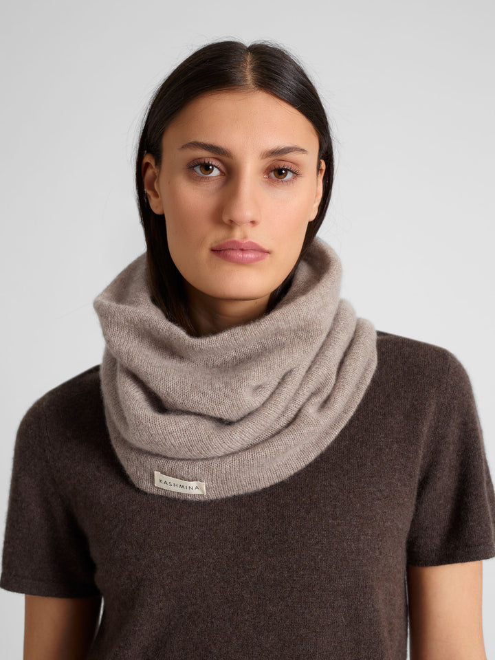 Cashmere snood / scarf "Eida" in 100% pure cashmere. Scandinavian design by Kashmina. Color: Toast.